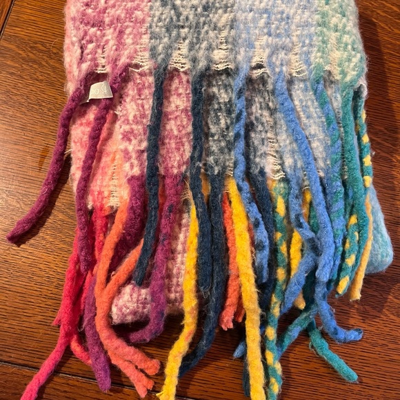 Beautiful, large rainbow scarf. - Picture 2 of 2
